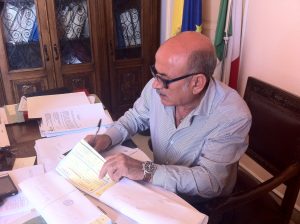 sindaco Caragliano firma buoni libro
