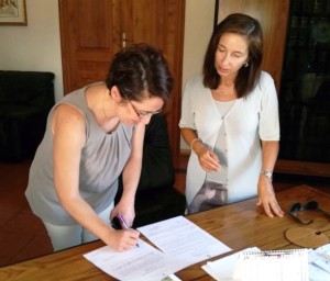 Il neo assessore Enza Bonina mentre firma l'accettazione di nomina ad assessore comunale, assistita dal segretario generale Carmela Vitetta