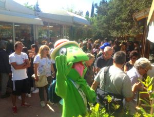 La mascotte ZazzaMike dà il benvenuto al Parco Botanico e Geologico Gole Alcantara