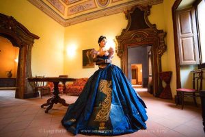 La modella Marika Alfonso in posa al Palazzo Cagnone di Francavilla di Sicilia 01