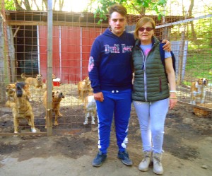 Vincenzo Fucile con la volontaria animalista Paola Mazzola