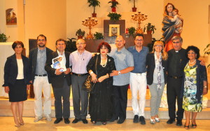 Presentatrice ed organizzatori con i membri della giuria