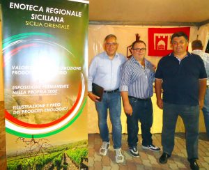 Da sinistra il vicepresidente dell'Enoteca Regionale di Castiglione, Rocco Treffiletti, l'assessore comunale Nunzio Cannavò ed il membro del CdA dell'Enoteca Giovanni Patanè