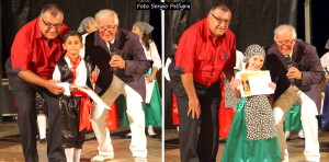 GIARDINI NAXOS, Il sindaco Lo Turco ed il maestro Buda durante la consegna dei diplomi di partecipazione a due piccoli canterini