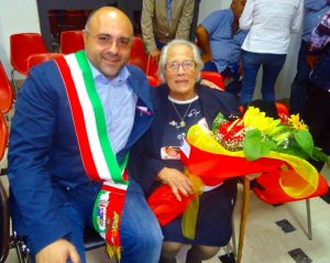 Il sindaco di Graniti Paolino Lo Giudice consegna un omaggio floreale alla vedova di Giuseppe Quercia