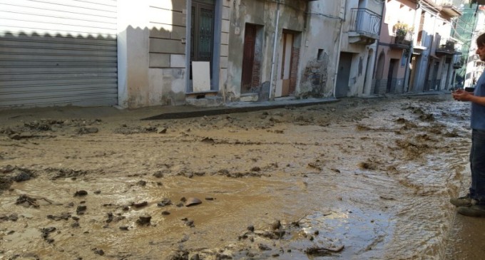Calatabiano, si rompe tubazione: fango e detriti in strada