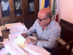 sindaco-Caragliano-firma-buoni-libro-1024x764