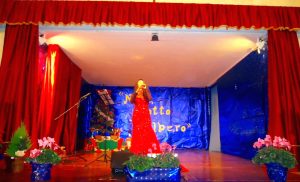 LINGUAGLOSSA, Note sotto l'Albero 2015 - Daniela Cavallaro durante la sua intensa e suggestiva interpretazione di Hallelujah