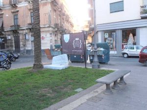 piazza-iolanda-con-fontana-pattumiera-e-rifiuti-(1)