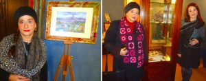 Francavilla di Sicilia, Sarah Angelico con un suo dipinto e con alcune sue sculture insieme all'assessore alla Cultura Claudia Russotti