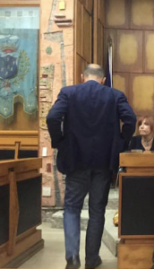 SINDACO BONACCORSI DI SPALLE