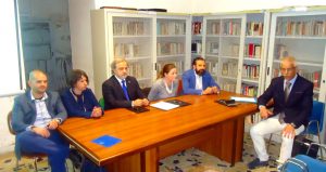 Il tavolo dei relatori ed, accanto, il presidente della Pro Loco di Giardini Naxos, Giuseppe Carmeni, durante il recente convegno sulla mediazione