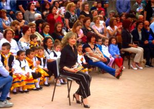 03 Solicchiata, Saggio Scolastico 2016 Istituto Don Mario Strano - La coreografa e direttrice artistica Dania Papa mentre dirige gli alunni