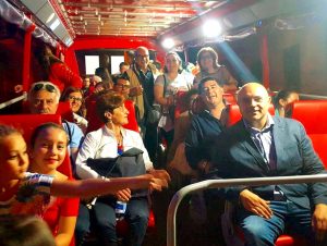 GRANITI, Sagra delle Ciliegie 2016 - Il sindaco Paolino Lo Giudice ed un gruppo di visitatori sul bus navetta turistico