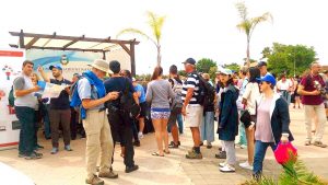 I soci della Pro Loco di Giardini Naxos accolgono i crocieristi al Welcome Center