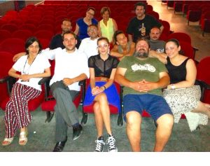 FRANCAVILLA DI SICILIA - La compagnia teatrale CHIDDI DA VINA durante una pausa delle prove di NON TI PAGO