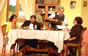 FRANCAVILLA DI SICILIA - La compagnia teatrale CHIDDI DA VINA in una scena di NON TI PAGO