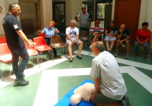 GRANITI, UN CUORE NUOVO - Il medico Claudio Patinella mentre impartisce lezioni di salvataggio cardiaco