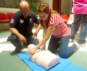 GRANITI, UN CUORE NUOVO - L'assessore Maria Giovanna Saetta in una simulazione di salvataggio cardiaco guidata dall'istruttore Antonio Praticò