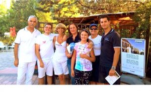 Dirigenti e soci della Pro Loco di Giardini Naxos al Welcome Center da loro allestito alle Gole dell'Alcantara in occasione dell'evento LE MAMME DEL BORGO a Motta Camastra