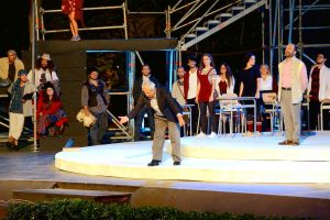 L'inchino al pubblico di Giovanni D'Amore al termine del musical WORMS al Teatro di Verdura di Palermo