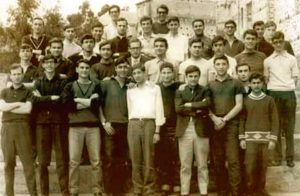 Una foto di gruppo degli studenti dell'Istituto San Basilio di Randazzo diplomatisi ragionieri nel 1966
