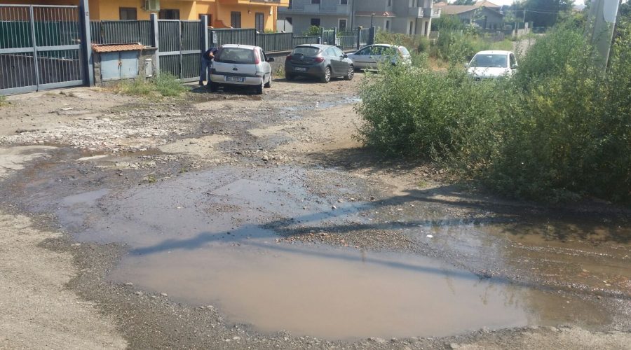 Mascali, in via Capuana reflui fognari sulla strada: esasperati i residenti. Il Comune annuncia intervento di bonifica