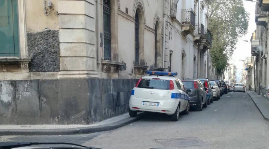 Giarre, chi intralcia il traffico nel cuore del centro storico? I Vigili. Proprio loro