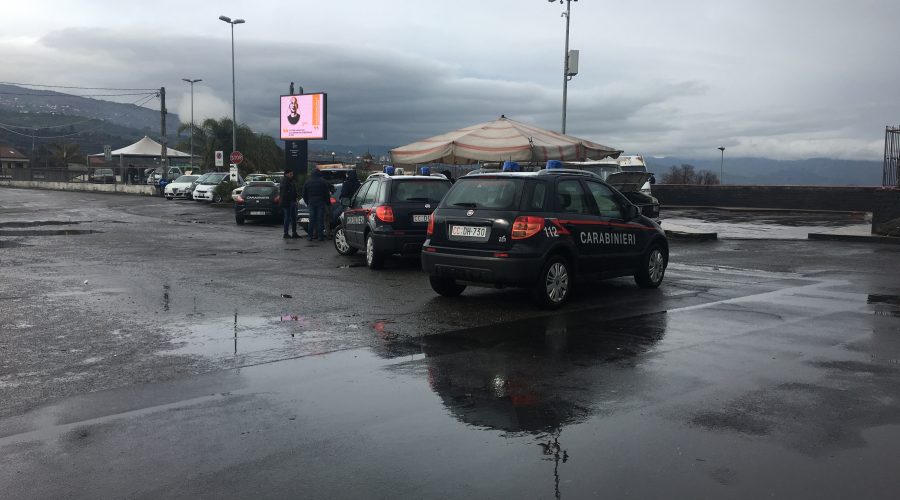Giarre blitz dei carabinieri nel piazzale del mercato ortofrutticolo. Controlli agli ambulanti extracomunitari rinvenuta droga