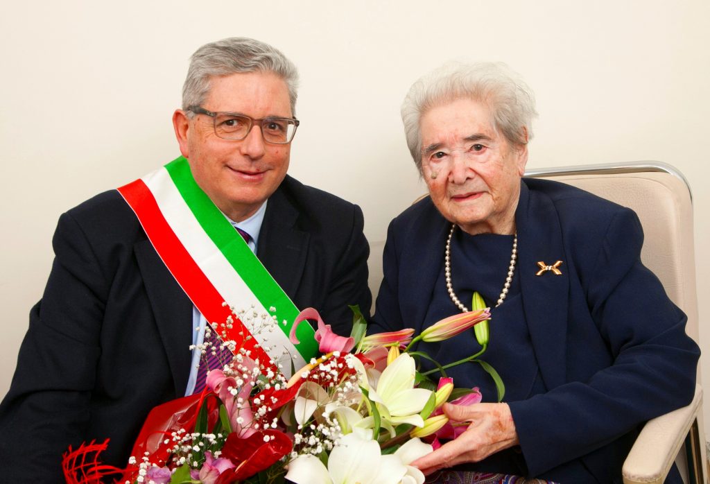 Il sindaco di Francavilla di Sicilia, Lino Monea, consegna un omaggio floreale a Vincenza Mamazza
