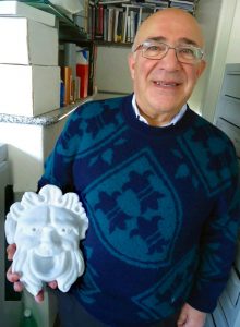 nino-cavallaro-nel-suo-studio-laboratorio-di-francavilla-di-sicilia-con-il-mascherone-della-fontana-di-piazza-san-paolo