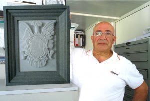 nino-cavallaro-nel-suo-studio-laboratorio-di-francavilla-di-sicilia-con-lo-stemma-degli-asburgo