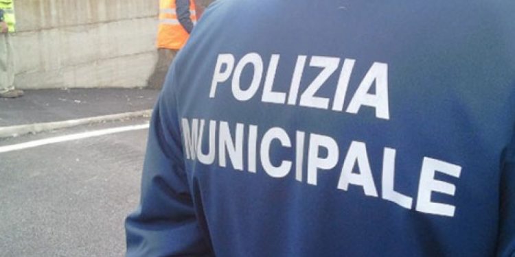 Catania, vigile urbano intima alt ad uno scooter: aggredito dal branco$