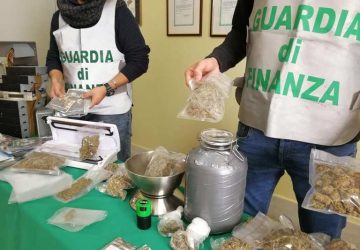 Catania: in auto 1 kg di marijuana, a casa una centrale di masterizzazione. Arrestato