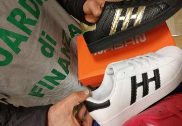 Scoperto deposito in un negozio con 5.000 calzature contraffatte. Una denuncia