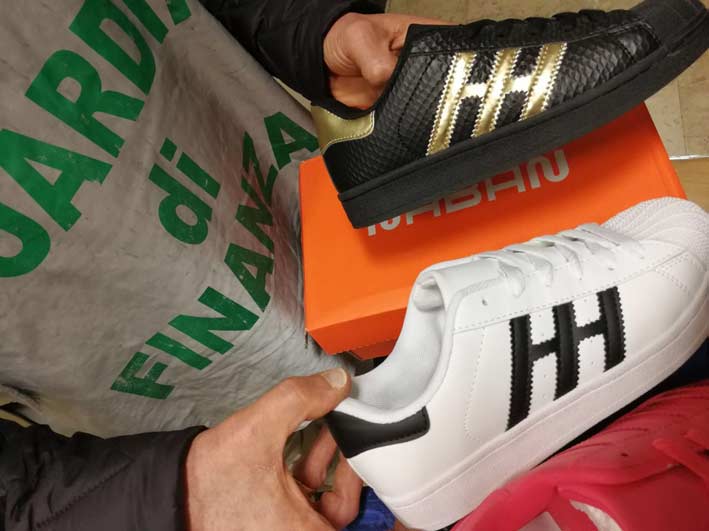 Scoperto deposito in un negozio con 5.000 calzature contraffatte. Una denuncia