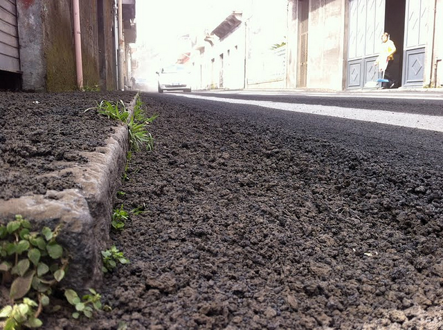 Giarre, da domani al via lo spazzamento delle strade. Le modalità di raccolta della cenere