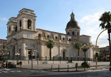 Duomo, completati i lavori sulle inferriate. Il sindaco infastidito dalle esternazioni del parroco, informa il Vescovo. Domani riprendono i cantieri VD