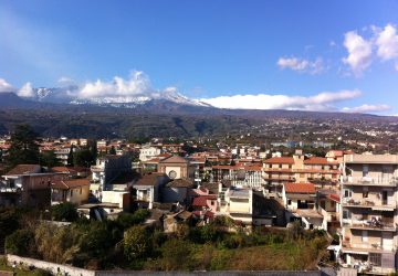 Giarre: rifiuti, abusivi, fantini e la ciliegina di Macchia