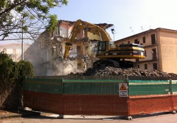 Alloggi via Carducci, la protesta nel cantiere. IL VIDEO