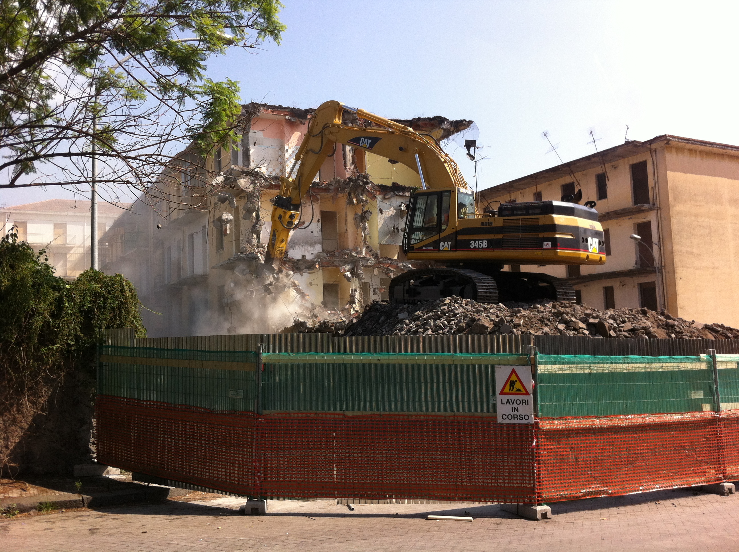 Alloggi via Carducci, la protesta nel cantiere. IL VIDEO