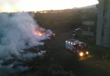 Giarre, incendio dietro lo stadio di atletica