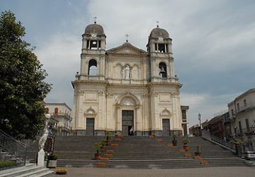 Rivendita fiori cimitero Zafferana. L'ombra del racket