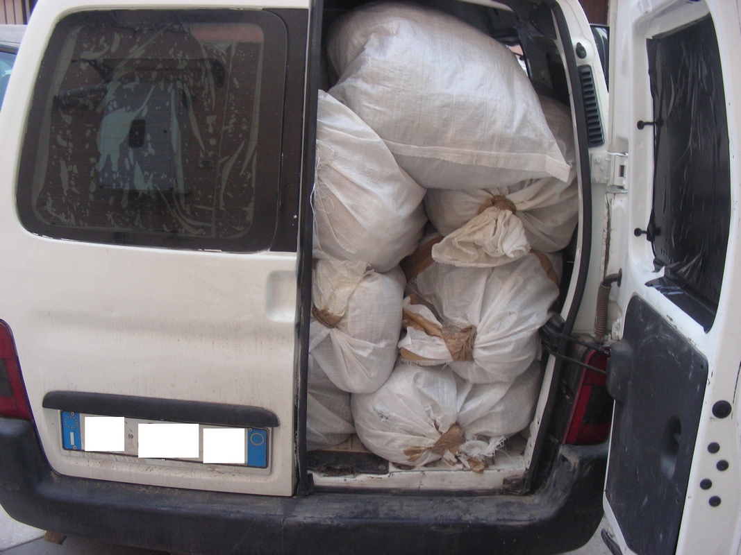 Droga, individuato deposito con 300 kg di marijuana e fermate due auto con più di 7 kg di cocaina. Arrestati in quattro