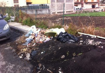 Giarre invasa dai rifiuti. Un water e altri accessori in via Dante