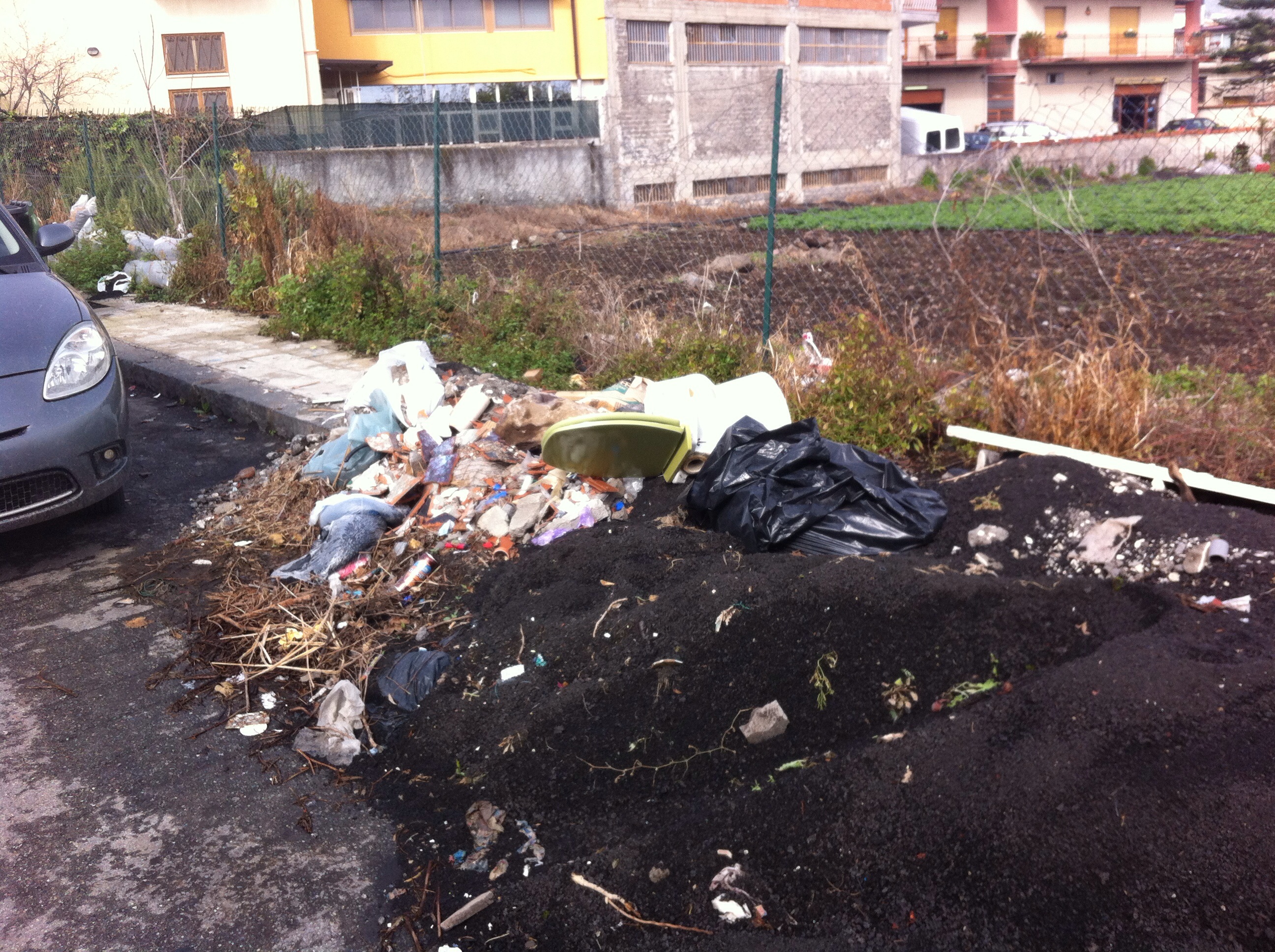 Giarre invasa dai rifiuti. Un water e altri accessori in via Dante