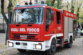 San Giovanni Montebello, in fiamme sterpaglie terreno incolto. Intervengono i vigili del fuoco