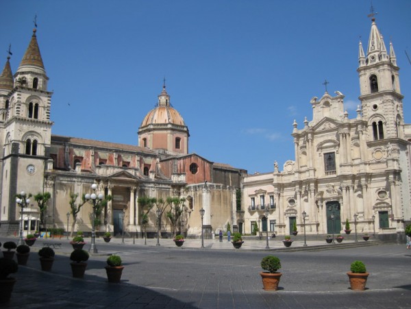 Acireale: crolla intonaco dal tetto della Cattedrale durante un matrimonio. Due feriti