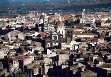 Randazzo, tenta di scassinare il distributore automatico della farmacia di via Umberto. Arrestato