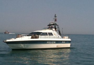 Catania, arrestati quattro presunti scafisti di un gommone carico di migranti